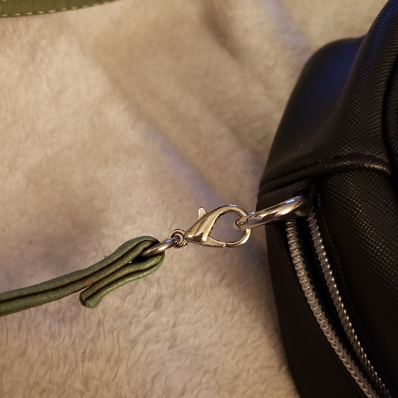 Skull Crossbody Bag with zipper closure and detachable strap - Picture 4 of 6